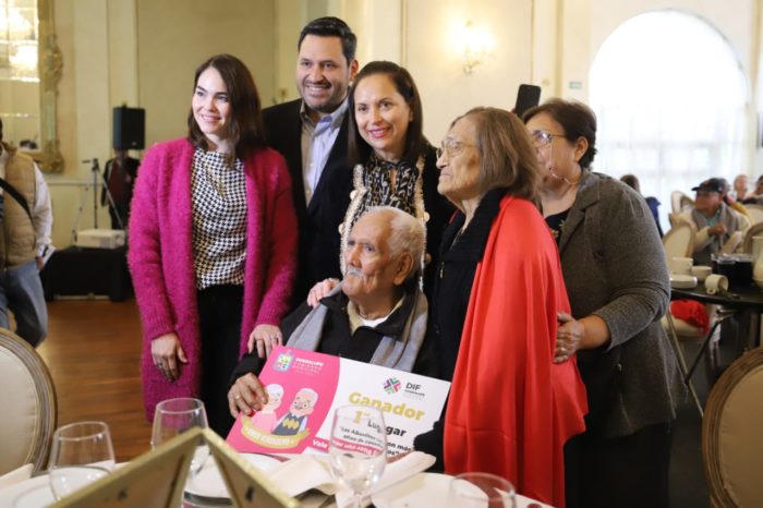 Reconocen Cristina Díaz y Tomás Montoya a parejas con más de 50 años de matrimonio