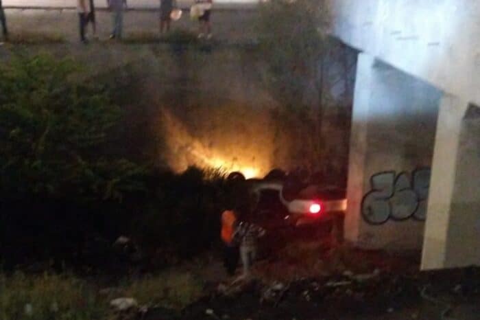 Cae taxi al canal Aztlán en Monterrey