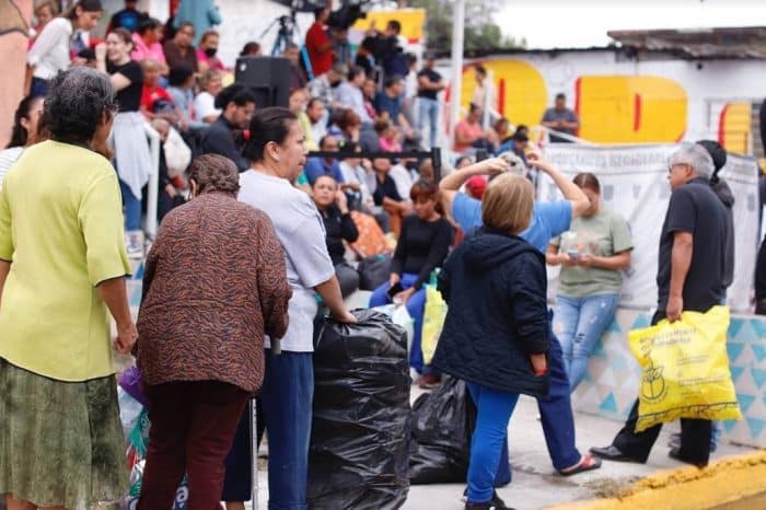 Donan Gobierno de Monterrey y Arca Continental regaderas ecológicas para ahorrar agua