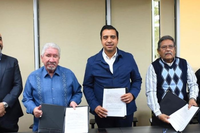 Elevan salario a burócratas de SC con firma de contrato colectivo