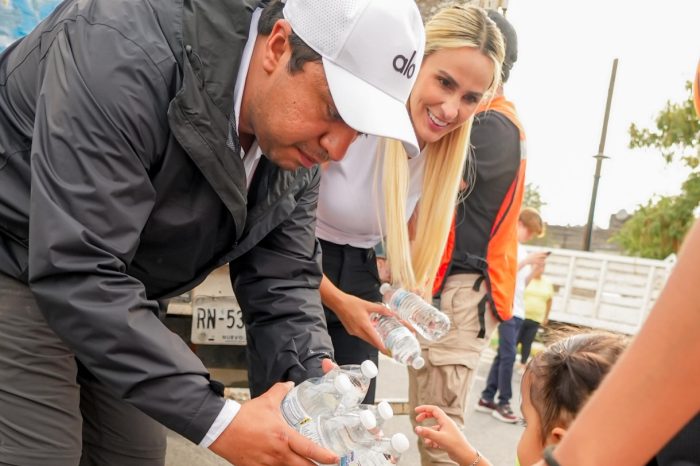 ENTREGA JESÚS NAVA MÁS DE 200 MIL BOTELLAS DE AGUA EN SANTA CATARINA