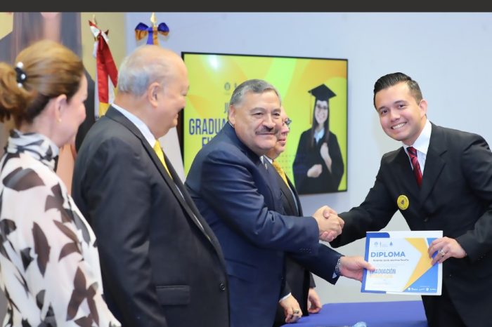 Agradecen graduados apoyo de la Fundación UANL a sus carreras