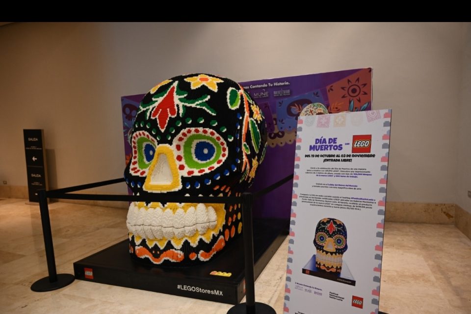 Monumental calavera multicolor de LEGO en el Museo del Noreste