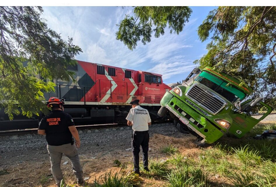 Tráiler intenta ganarle al tren en Guadalupe