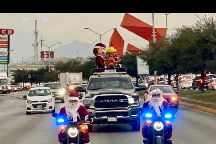 LLEVAN POLICÍAS NAVIDAD A SANTA CATARINA